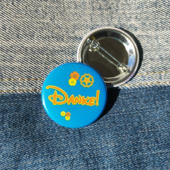 Ansteckbutton Danke! auf Jeans mit Rückseite